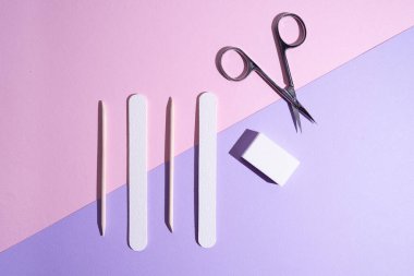 Manikür ve pedikür aletleri kompozisyonu, düz yatak. Tırnak cilası, dosya, makas. Profesyonel tırnak bakım ekipmanları. Güzellik konsepti