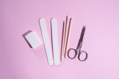 Manikür ve pedikür aletleri kompozisyonu, düz yatak. Tırnak cilası, dosya, makas. Profesyonel tırnak bakım ekipmanları. Güzellik konsepti