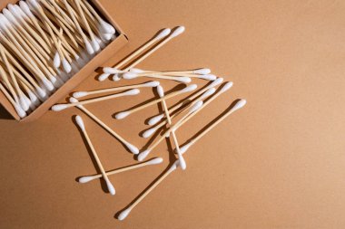 Renkli bir arka planda bambu pamuk tomurcukları. Biyo-çözünebilir kulak çubukları. Eko ürün