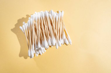 Renkli bir arka planda bambu pamuk tomurcukları. Biyo-çözünebilir kulak çubukları. Eko ürün