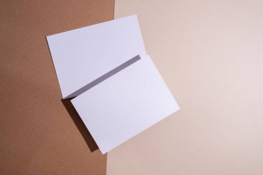 Boş kartvizit, renkli bir arkaplanda kartpostal. Metin ve bilgi için yer. Model