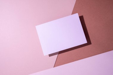 Boş kartvizit, renkli bir arkaplanda kartpostal. Metin ve bilgi için yer. Model