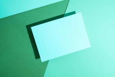 Boş kartvizit, renkli bir arkaplanda kartpostal. Metin ve bilgi için yer. Model