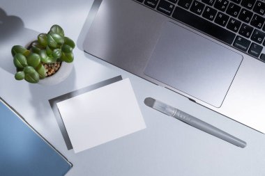 Boş kartvizit, renkli bir arkaplanda kartpostal. Metin ve bilgi için yer. Model