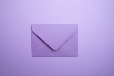 Hafif arka planda kağıt zarflar. Yeni posta, bir mesaj yaz. Gönder ve al. Posta servisi. Boş zarf, boş alan. İnsanlarla iletişim, evrak işleri. Zarfı kapat.