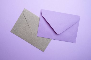 Hafif arka planda kağıt zarflar. Yeni posta, bir mesaj yaz. Gönder ve al. Posta servisi. Boş zarf, boş alan. İnsanlarla iletişim, evrak işleri. Zarfı kapat.