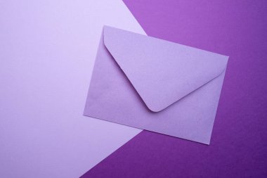 Hafif arka planda kağıt zarflar. Yeni posta, bir mesaj yaz. Gönder ve al. Posta servisi. Boş zarf, boş alan. İnsanlarla iletişim, evrak işleri. Zarfı kapat.