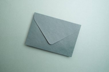 Hafif arka planda kağıt zarflar. Yeni posta, bir mesaj yaz. Gönder ve al. Posta servisi. Boş zarf, boş alan. İnsanlarla iletişim, evrak işleri. Zarfı kapat.