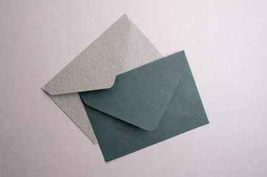 Hafif arka planda kağıt zarflar. Yeni posta, bir mesaj yaz. Gönder ve al. Posta servisi. Boş zarf, boş alan. İnsanlarla iletişim, evrak işleri. Zarfı kapat.