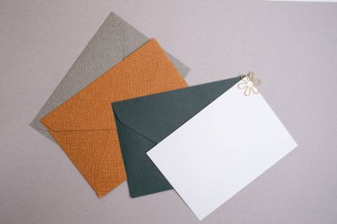 Hafif arka planda kağıt zarflar. Yeni posta, bir mesaj yaz. Gönder ve al. Posta servisi. Boş zarf, boş alan. İnsanlarla iletişim, evrak işleri. Zarfı kapat.