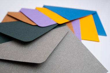 Hafif arka planda kağıt zarflar. Yeni posta, bir mesaj yaz. Gönder ve al. Posta servisi. Boş zarf, boş alan. İnsanlarla iletişim, evrak işleri. Zarfı kapat.