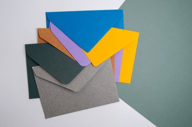 Hafif arka planda kağıt zarflar. Yeni posta, bir mesaj yaz. Gönder ve al. Posta servisi. Boş zarf, boş alan. İnsanlarla iletişim, evrak işleri. Zarfı kapat.