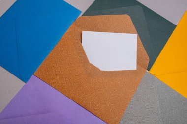 Hafif arka planda kağıt zarflar. Yeni posta, bir mesaj yaz. Gönder ve al. Posta servisi. Boş zarf, boş alan. İnsanlarla iletişim, evrak işleri. Zarfı kapat.