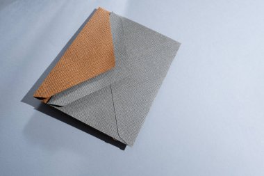 Hafif arka planda kağıt zarflar. Yeni posta, bir mesaj yaz. Gönder ve al. Posta servisi. Boş zarf, boş alan. İnsanlarla iletişim, evrak işleri. Zarfı kapat.