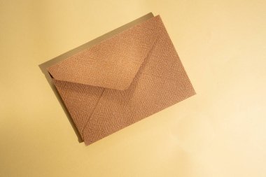 Hafif arka planda kağıt zarflar. Yeni posta, bir mesaj yaz. Gönder ve al. Posta servisi. Boş zarf, boş alan. İnsanlarla iletişim, evrak işleri. Zarfı kapat.
