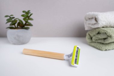 Kadınlar değiştirilebilir kartuşlarla tıraş olur. Güzellik, saç aldırma ve vücut bakımı konsepti. Depilasyon. Metin için boşluk