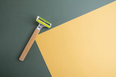 Kadınlar değiştirilebilir kartuşlarla tıraş olur. Güzellik, saç aldırma ve vücut bakımı konsepti. Depilasyon. Metin için boşluk