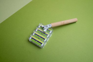 Kadınlar değiştirilebilir kartuşlarla tıraş olur. Güzellik, saç aldırma ve vücut bakımı konsepti. Depilasyon. Metin için boşluk
