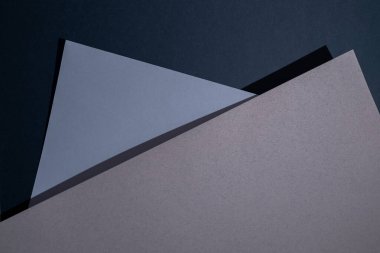 Renkli kağıdın soyut dokusu. Geometrik şekiller ve parlak renkli çizgiler. Mesaj için yer. Çok renkli, soyut düz yatak. Okul konseptine geri dönelim. Boşluğu kopyala, üst görünüm