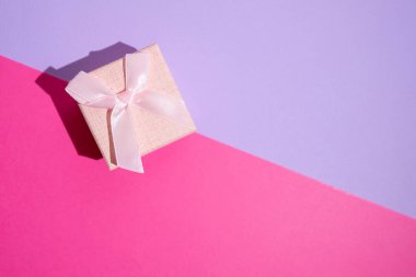 Renkli fiyonklu şık hediye kutuları. Onun için Sevgililer Günü hediyesi. Şirket hediye konsepti ya da doğum günü. Noel arkaplanı