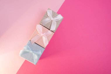 Renkli fiyonklu şık hediye kutuları. Onun için Sevgililer Günü hediyesi. Şirket hediye konsepti ya da doğum günü. Noel arkaplanı