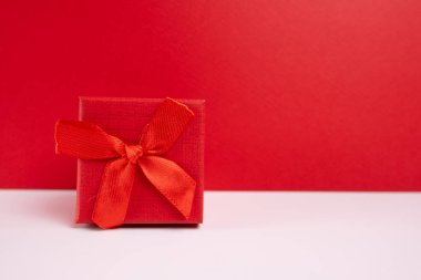 Renkli fiyonklu şık hediye kutuları. Onun için Sevgililer Günü hediyesi. Şirket hediye konsepti ya da doğum günü. Noel arkaplanı