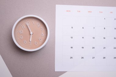 Aylık takvim. Kağıt üzerinde tarihi olan bir takvim. Ajanda. Haftanın programı, ay ve yıl. Modern organizatör. İş günlüğü. Teslim tarihi hatırlatması. Günlük etkinlik yönetimi. Şablon ve ızgara