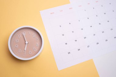 Aylık takvim. Kağıt üzerinde tarihi olan bir takvim. Ajanda. Haftanın programı, ay ve yıl. Modern organizatör. İş günlüğü. Teslim tarihi hatırlatması. Günlük etkinlik yönetimi. Şablon ve ızgara