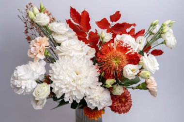 Güzel bir buket ve arka planda farklı çiçekler. Çiçek yaprakları. Çiçek duvar kağıdı. Taze çiçek deseni. Çiçekli bir kartpostal tasarımı ve hafif bir vintage etkisi var.