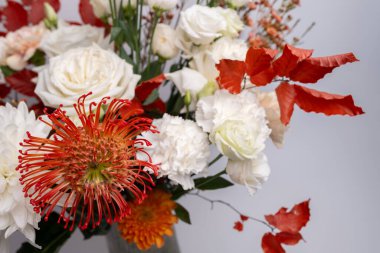 Güzel bir buket ve arka planda farklı çiçekler. Çiçek yaprakları. Çiçek duvar kağıdı. Taze çiçek deseni. Çiçekli bir kartpostal tasarımı ve hafif bir vintage etkisi var.