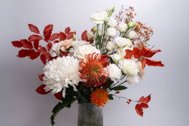 Güzel bir buket ve arka planda farklı çiçekler. Çiçek yaprakları. Çiçek duvar kağıdı. Taze çiçek deseni. Çiçekli bir kartpostal tasarımı ve hafif bir vintage etkisi var.