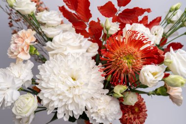 Güzel bir buket ve arka planda farklı çiçekler. Çiçek yaprakları. Çiçek duvar kağıdı. Taze çiçek deseni. Çiçekli bir kartpostal tasarımı ve hafif bir vintage etkisi var.