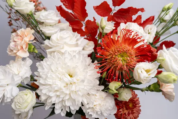 Güzel bir buket ve arka planda farklı çiçekler. Çiçek yaprakları. Çiçek duvar kağıdı. Taze çiçek deseni. Çiçekli bir kartpostal tasarımı ve hafif bir vintage etkisi var.