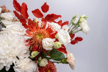 Güzel bir buket ve arka planda farklı çiçekler. Çiçek yaprakları. Çiçek duvar kağıdı. Taze çiçek deseni. Çiçekli bir kartpostal tasarımı ve hafif bir vintage etkisi var.