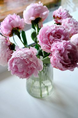 Yakından bir buket zarif şakayık. Pembe şakayık çiçekleri. Çiçek yapraklarına yakın çekim. Çiçekli tebrik kartı ya da duvar kağıdı. Soyut, soyut, pastel bir arka plan. Kart Kavramı, metin için boşluk kopyala