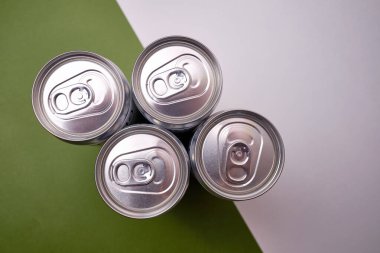 Boş soda kutusu, hafif arka planda içmeye odaklan. Metin ve bilgi için yer