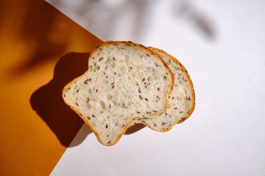 Hafif bir arka planda tabakta taze ekmek ve kızarmış ekmek. Tatlı hamur işleri. Gıda ve beslenme konsepti