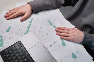 Erkek tasarımcı web sitesi tasarım kablosu oluşturdu. Taslak, prototip, çerçeve, gelecek tasarım projesi. UI ve UX - kullanıcı arayüzü, kullanıcı deneyimi tasarımcısı. Web tasarım stüdyosu için yaratıcı konsept