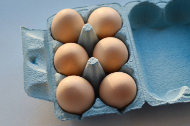 Tavuk yumurtalı karton kutular. Masada pişmemiş yumurtalarla kutular. Doğal organik tarım ürünü. Paskalya tatiline hazırlanıyorum. Taze yemek teslimatı, karton paket. Yemek pişirmek için ham malzeme.