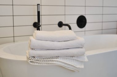 Banyoda bir yığın temiz beyaz havlu. Otel servisi. Metin için yer