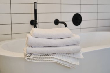 Banyoda bir yığın temiz beyaz havlu. Otel servisi. Metin için yer