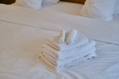 Banyoda bir yığın temiz beyaz havlu. Otel servisi. Metin için yer