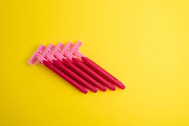 Çelik bıçaklı tek kullanımlık plastik jilet, erkek ve kadın jileti. Deri ve vücut bakımı konsepti. Depilasyon. Metin için yer