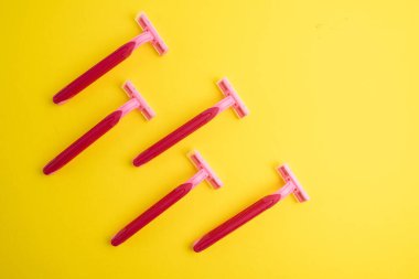 Çelik bıçaklı tek kullanımlık plastik jilet, erkek ve kadın jileti. Deri ve vücut bakımı konsepti. Depilasyon. Metin için yer