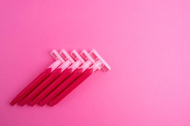 Çelik bıçaklı tek kullanımlık plastik jilet, erkek ve kadın jileti. Deri ve vücut bakımı konsepti. Depilasyon. Metin için yer