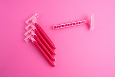 Çelik bıçaklı tek kullanımlık plastik jilet, erkek ve kadın jileti. Deri ve vücut bakımı konsepti. Depilasyon. Metin için yer