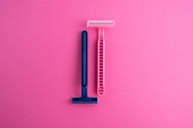 Çelik bıçaklı tek kullanımlık plastik jilet, erkek ve kadın jileti. Deri ve vücut bakımı konsepti. Depilasyon. Metin için yer