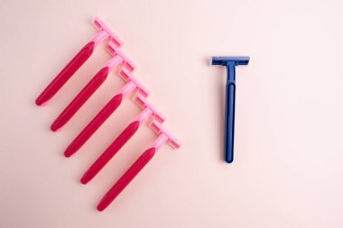 Çelik bıçaklı tek kullanımlık plastik jilet, erkek ve kadın jileti. Deri ve vücut bakımı konsepti. Depilasyon. Metin için yer