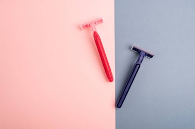 Çelik bıçaklı tek kullanımlık plastik jilet, erkek ve kadın jileti. Deri ve vücut bakımı konsepti. Depilasyon. Metin için yer