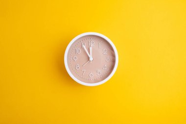 Renkli bir arka planda beyaz çalar saat. Moda minimalist tarzı. Zaman, iş ve teknoloji kavramı. Düz kompozisyon. Yukarıdan görüntüle 